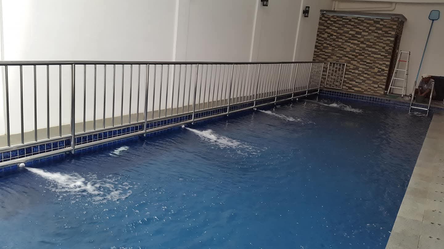 Kolam renang indoor apartemen dengan jet air